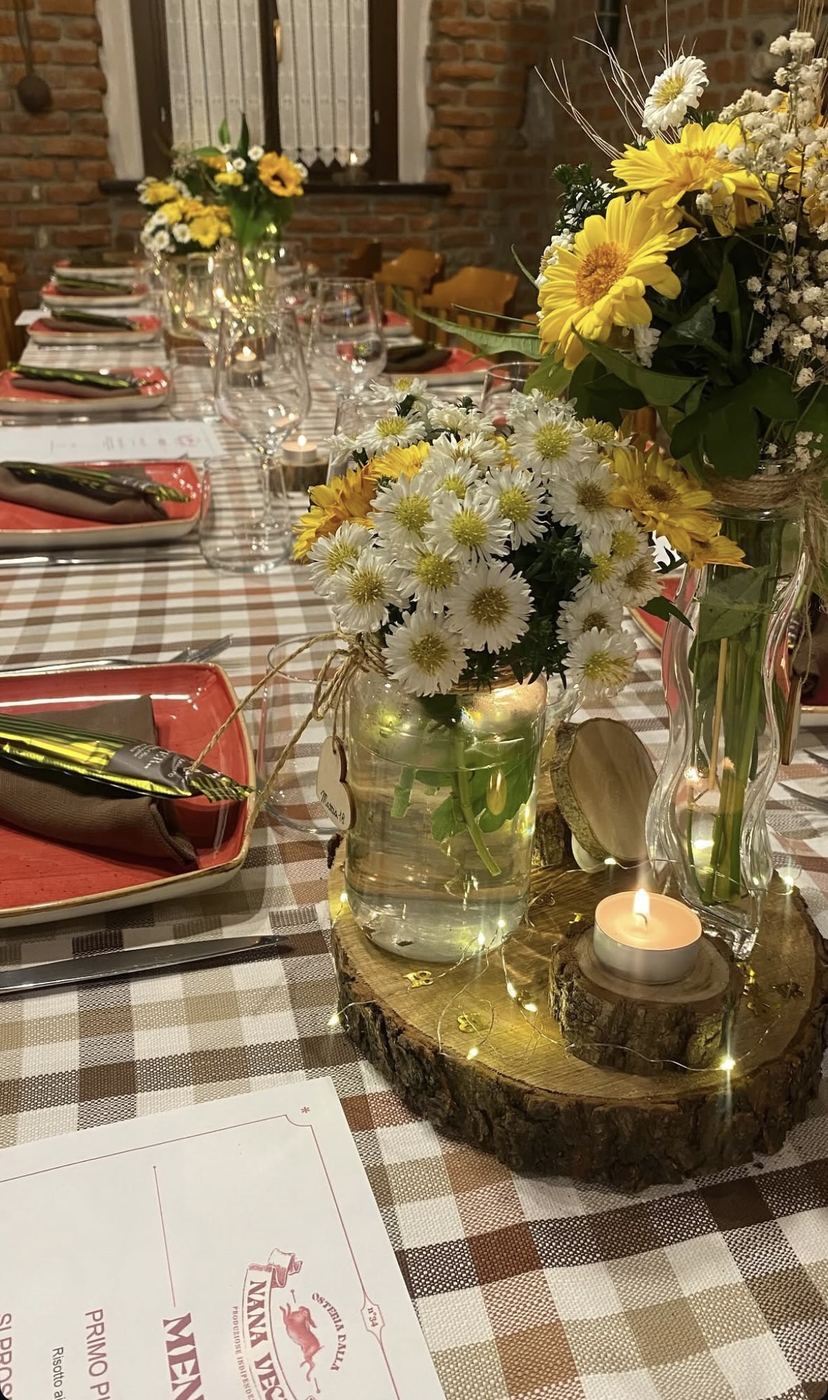 Tavolo apparecchiato con fiori per un'occasione speciale, Osteria dalla Nana Vecia